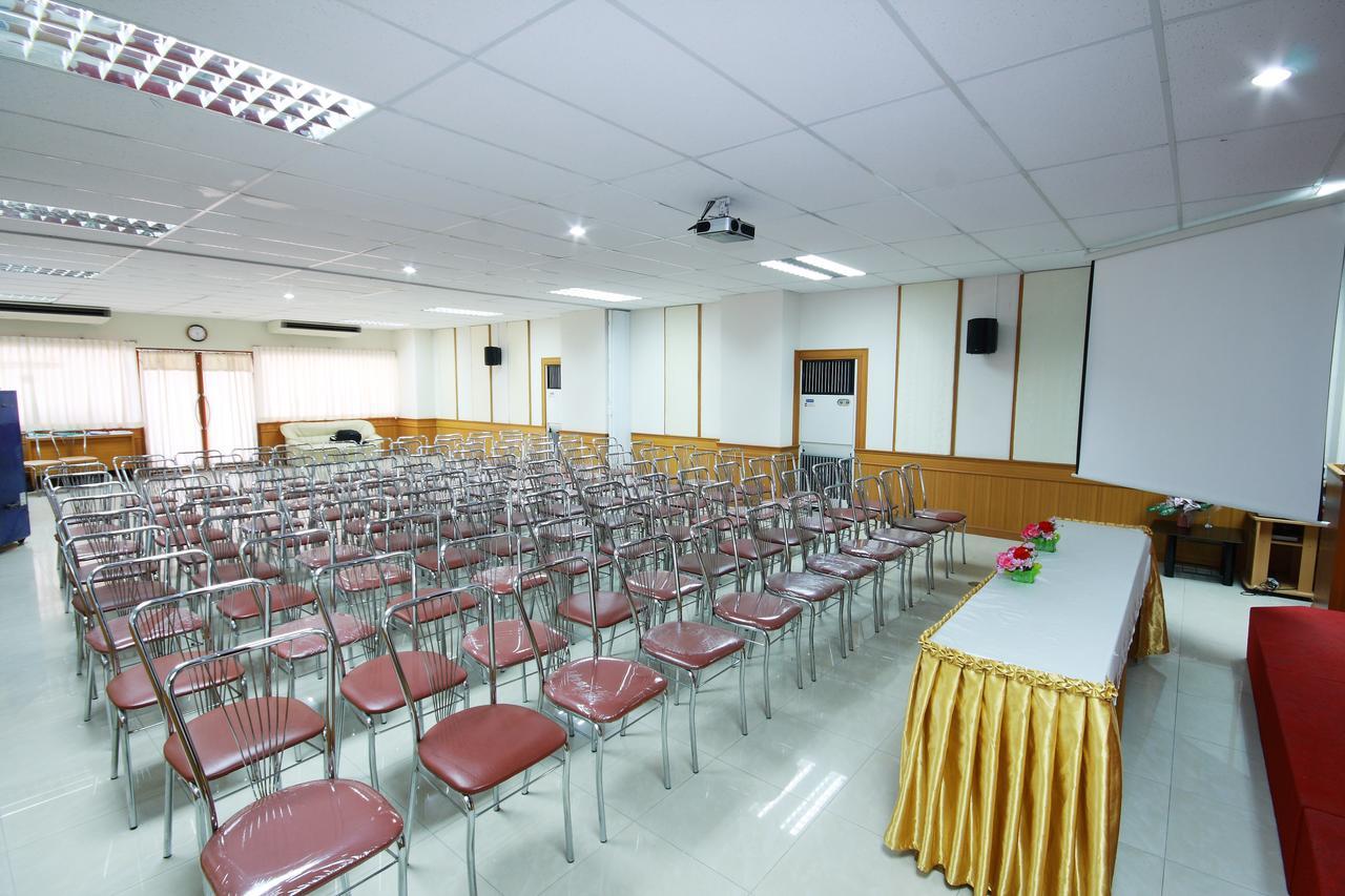 P.A. Place Hotel Nakhon Sawan Exterior photo